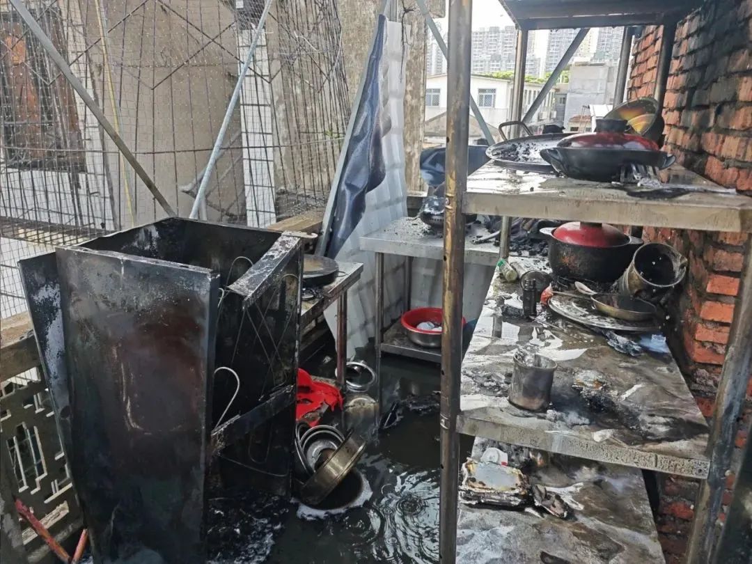 杜绝厨房事故:从识别油温异常与地面油污开始(图1)