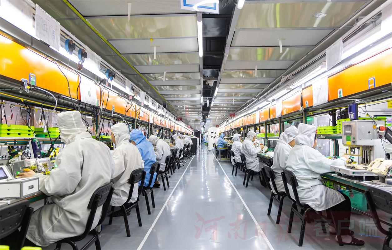 富士康工厂的2000台边缘盒子：AI 质检如何将缺陷率从0.8%压至0.15%？(图2)