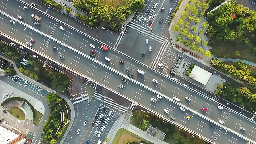 车路云一体化的"边缘大脑"：5公里协同圈与50ms决策的技术密码