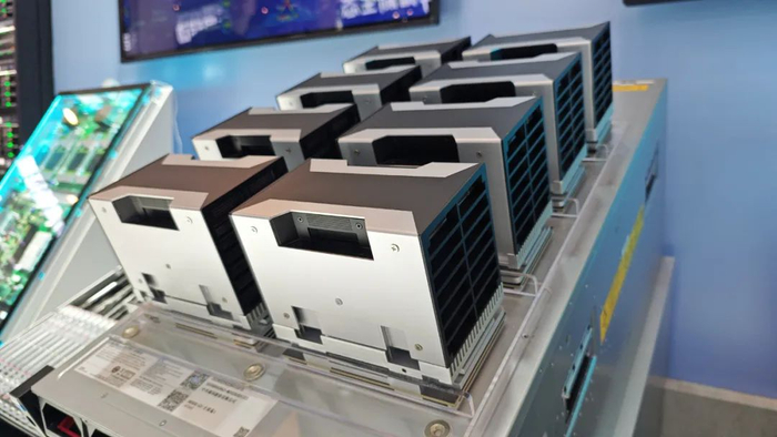 从"进口依赖"到"自主可控":2025年国产智算卡生态突围战全景解析(图1)