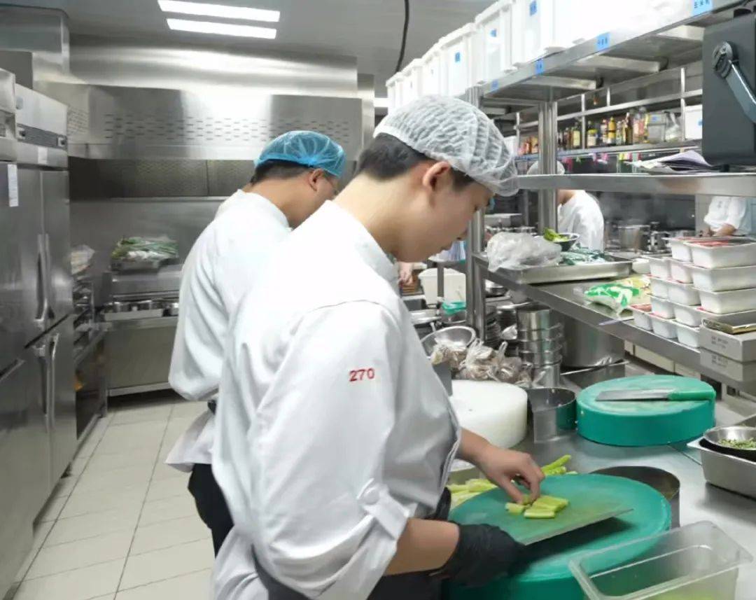 覆盖500家门店!厨师服检测算法如何让连锁餐饮合规监管效率提升40%?(图2)