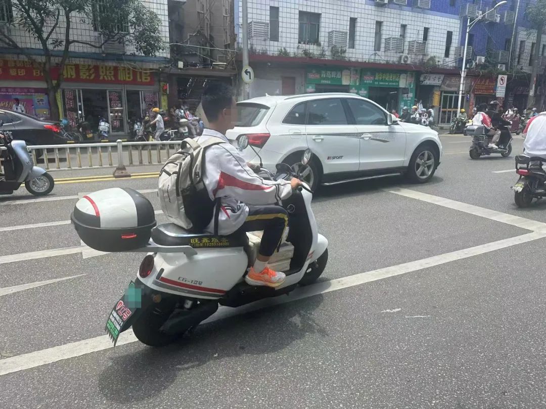 校园周边安全加码！AI检测算法精准识别学生未戴头盔，佩戴率飙升至98%(图1)