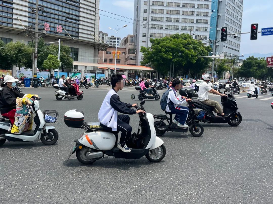 校园周边安全加码！AI检测算法精准识别学生未戴头盔，佩戴率飙升至98%(图3)