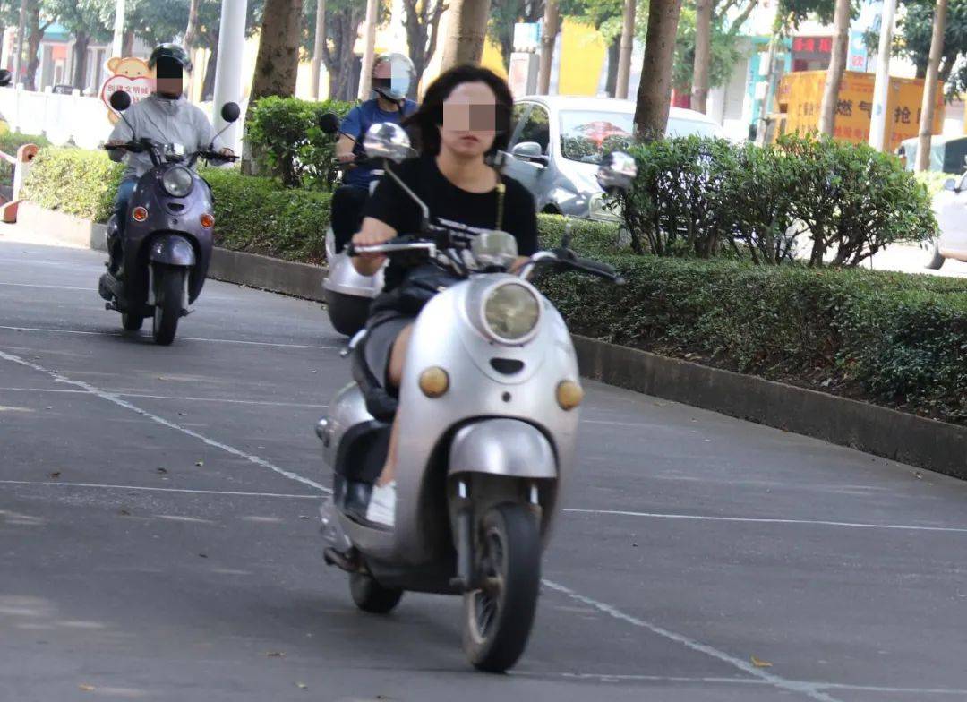 识别率98.2%!YOLOv10 算法破解骑车未戴头盔检测难题,雨雾天也能精准抓拍(图1)