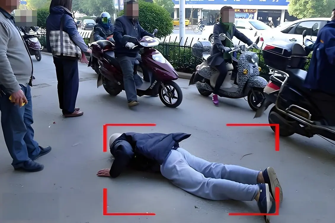 94岁老人扶梯后仰摔倒，AI跌倒检测能否终结“救援滞后”？(图1)