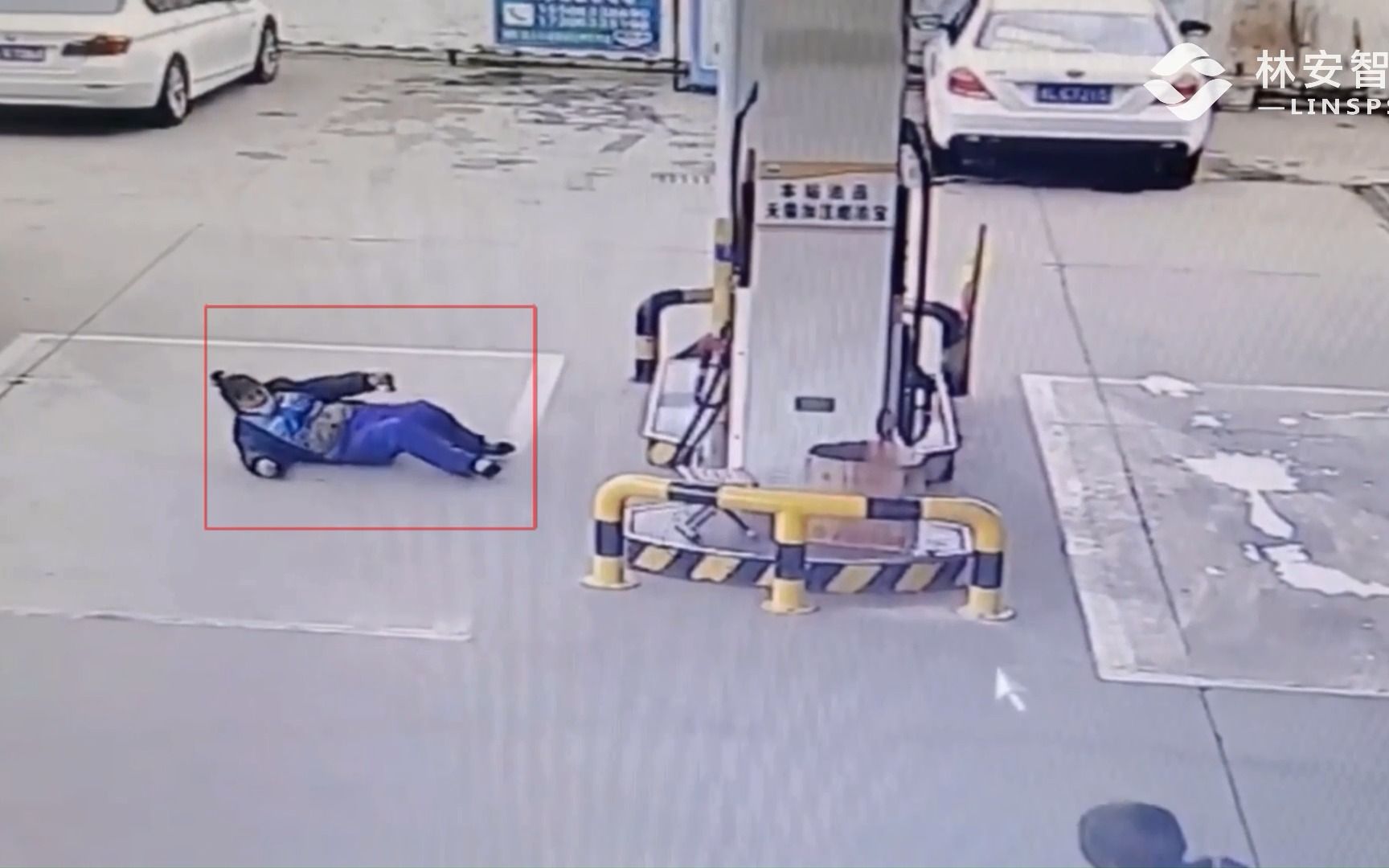 94岁老人扶梯后仰摔倒，AI跌倒检测能否终结“救援滞后”？(图2)