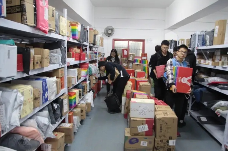 驿站包裹防盗有妙招！AI边缘计算盒子实现异常行为实时识别(图2)