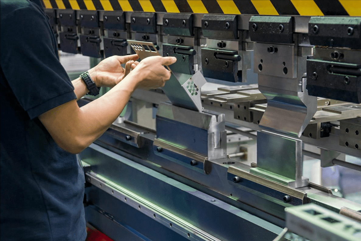 从“人工目检”到“算力代人”边缘计算盒子重构工业识别生产范式