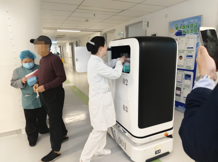 医院物资配送 "不迷路"！医疗边缘计算盒子赋能物流机器人精准运转