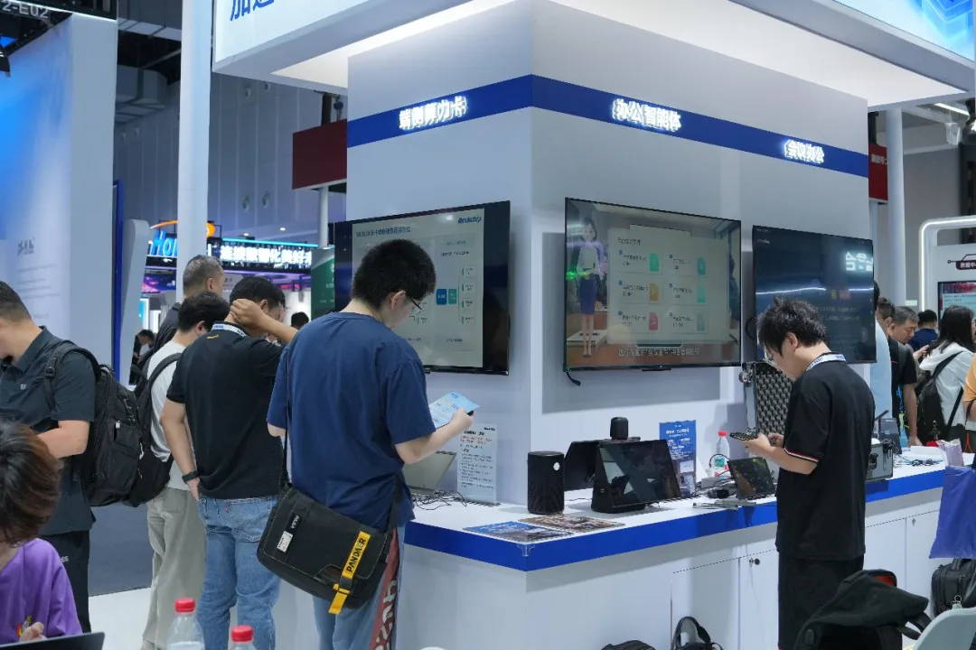 2026 云栖大会:万物纵横端侧大模型服务器DS-35R/DS-35RJ亮相,构建数据不出域算力底座(图2)