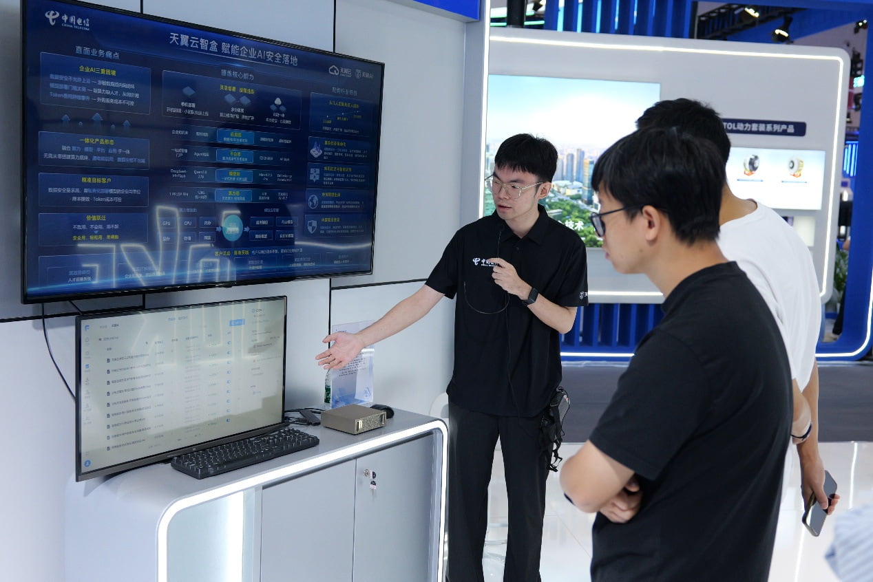 第五届数贸会开展,多款国产边缘算力盒子集中展出(图1)